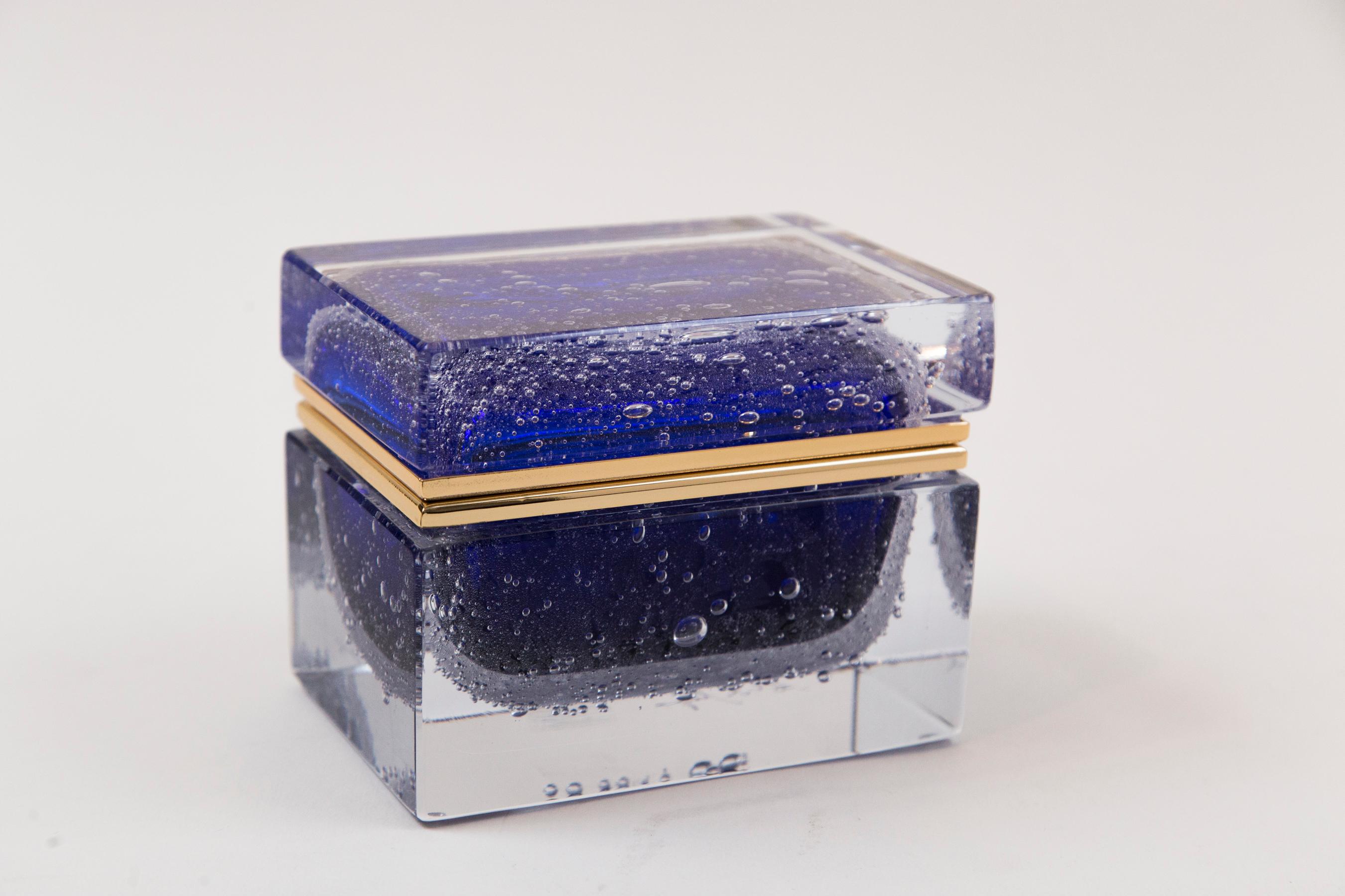 One of a kind Murano handcrafted medium rectangular shaped clear blown glass box with Pulegoso floating colbalt blue orb center, customized sizing for each box with 14-karat gold on brass fittings.
Boxes are signed by the artist.
Origin: Murano,
