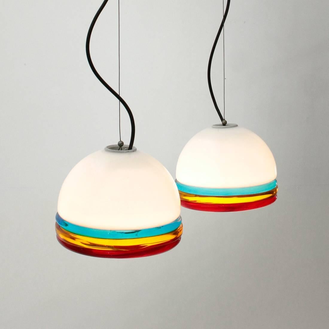 Two pendants of Italian production produced in the late 1960s.
Very thick Murano glass diffusers with colored glass edges.
Lamp holder and ceiling rose in white painted metal.
Good general conditions.

Dimensions: Diameter 20 cm, diffuser