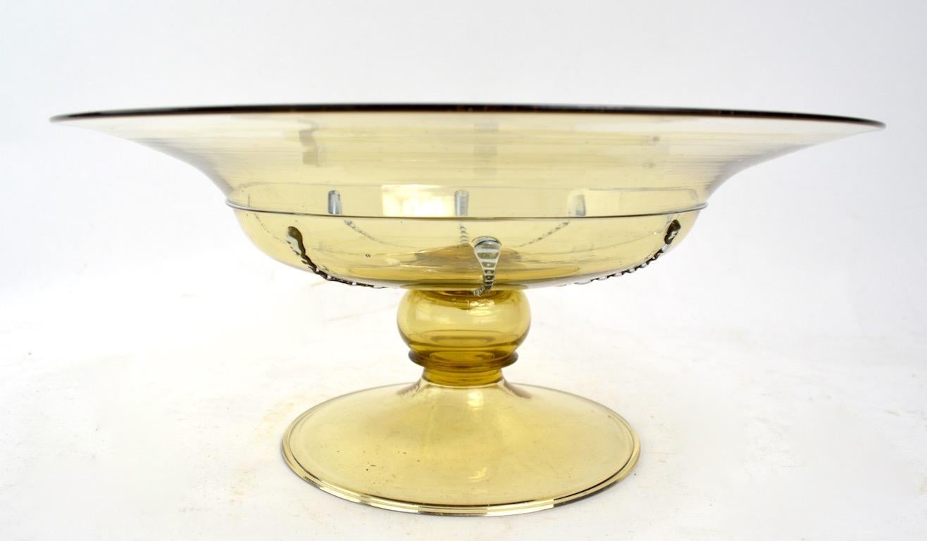 Rare coupe de centre de table attribuée à Martinuzzi pour Cappellin (précurseur de Venini) dans la technique Soffiati. Cet exemple est en parfait état, sans dommages, éclats, rayures, réparations ou pertes, il n'est pas signé. Le bol est de couleur