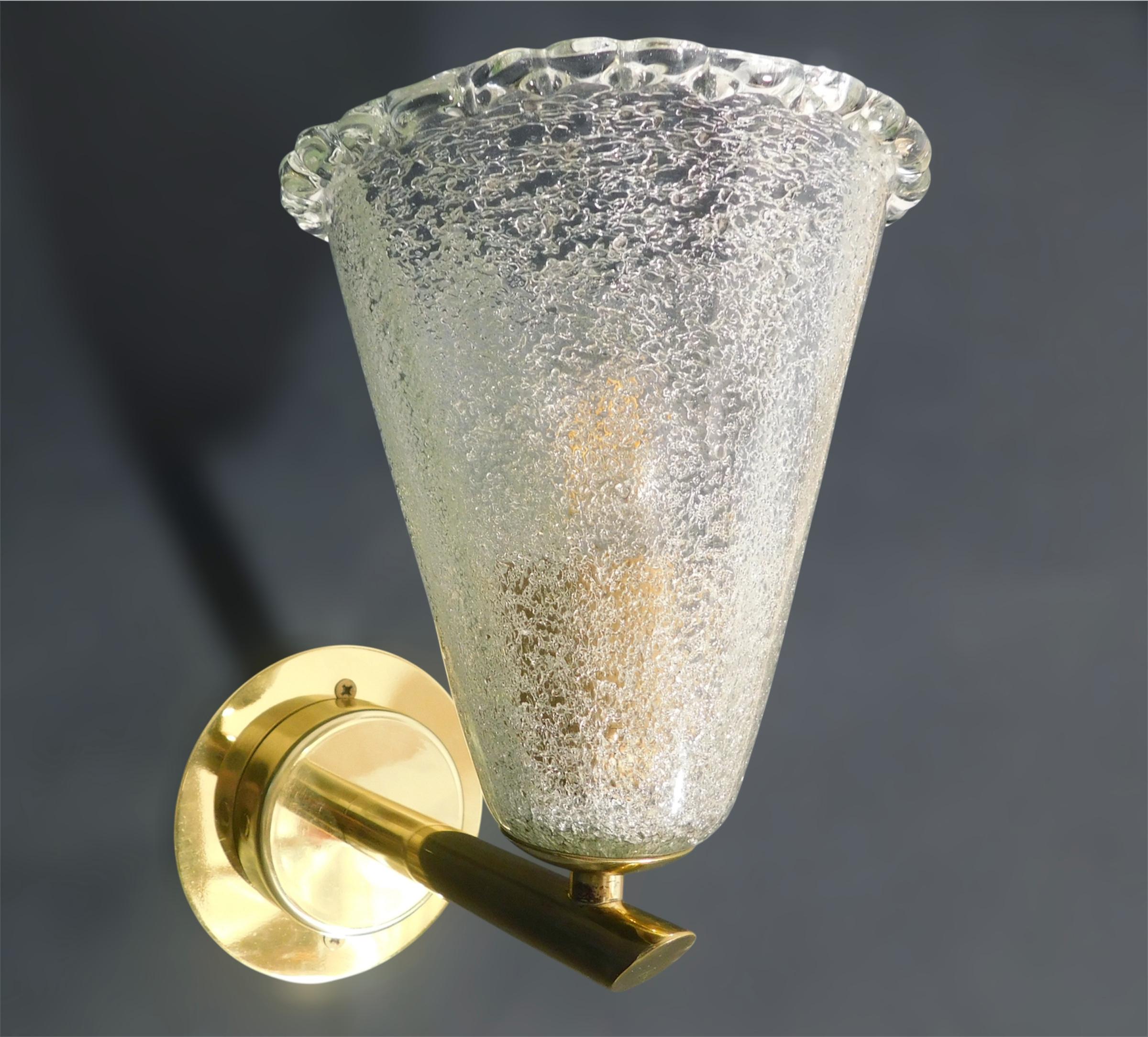 Aplique italiano vintage con copa de cristal de Murano de textura cónica transparente, montado sobre marcos de latón / Fabricado en Italia por Barovier e Toso, hacia la década de 1950
Marca original del fabricante en el marco
Medidas: Alto 9,5