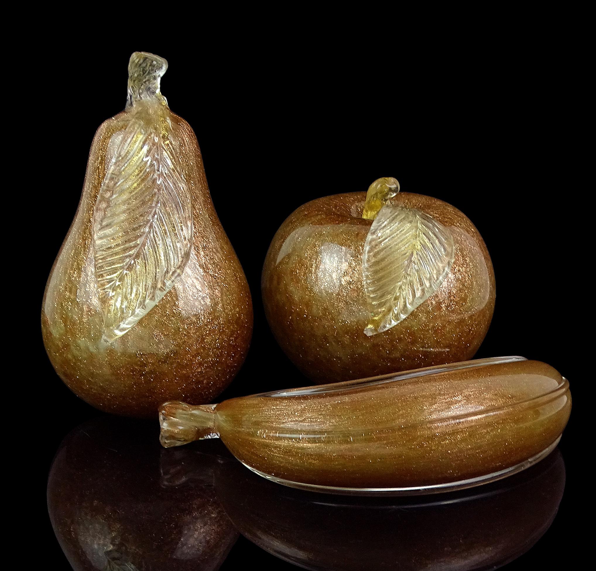 Bellissimo set vintage di figure/sculture in vetro artistico italiano di Murano soffiato a mano con avventurina e macchie d'oro: pera, mela e banana. I pezzi sono documentati dal designer Alfredo Barbini, circa 1950-1960. Ne ho posseduti diversi in