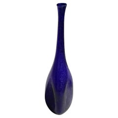 Bottiglia in vetro corroso di Murano blu cobalto Mid-century Italian Design Seguso