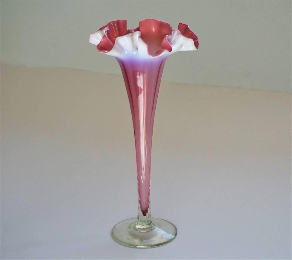 A lovely Murano cranberry and white art glass fazzoletto vase, Italy, 1970s.



  