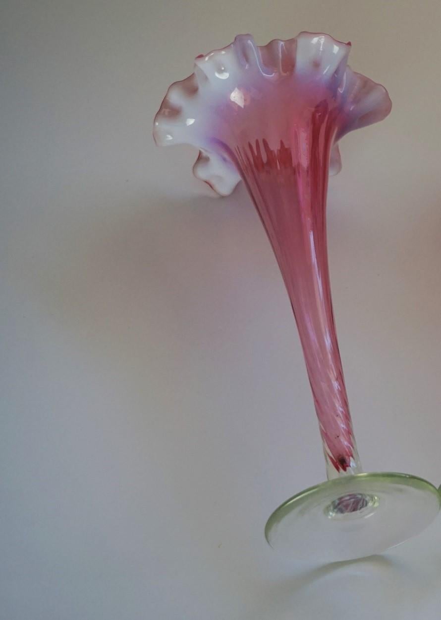 Art nouveau Vase Fazzoletto en verre d'art de Murano Cranberry en vente