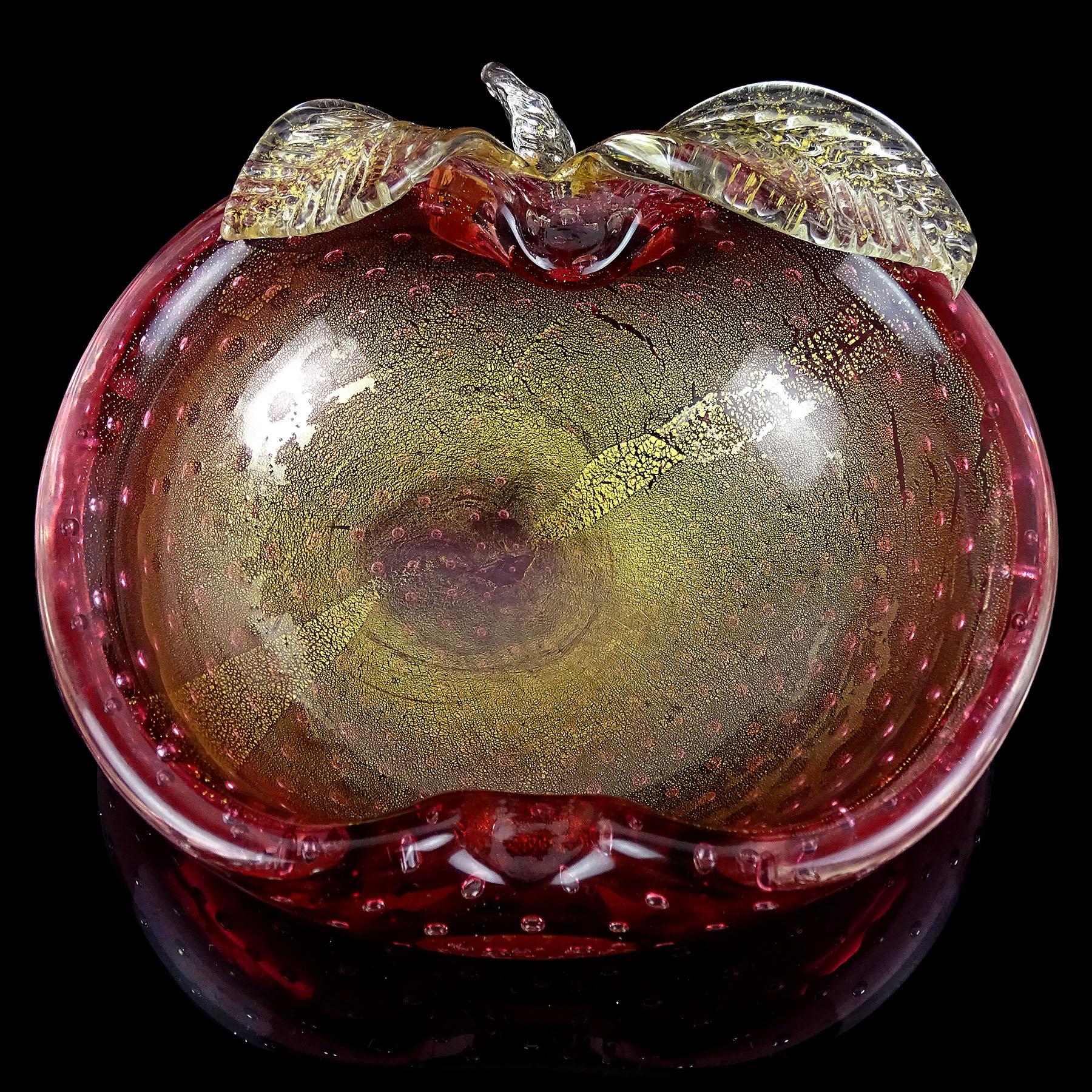 Mid-Century Modern Bol à pomme en verre d'art italien de Murano rose canneberge à bulles et à mouchetures d'or en vente