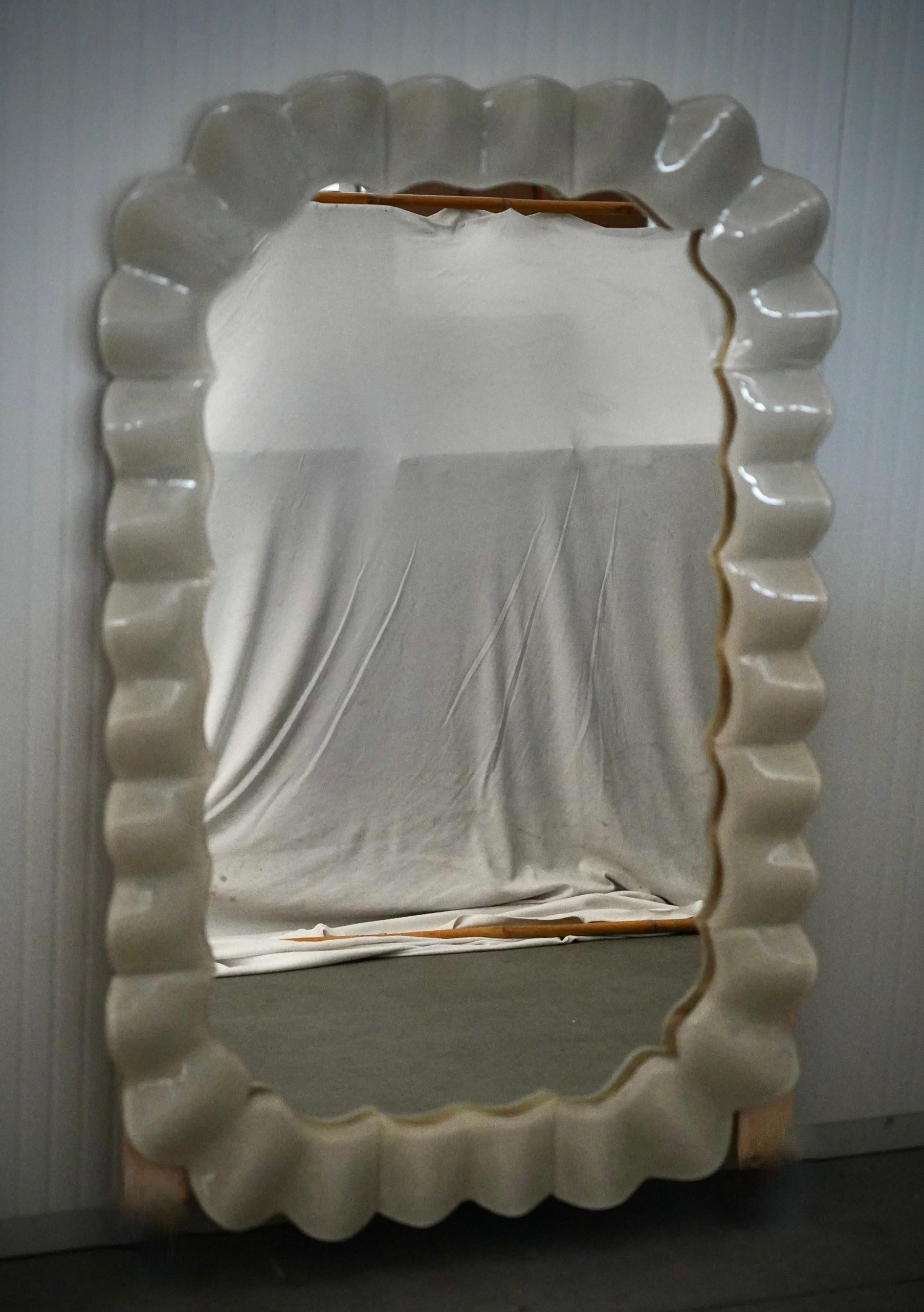 Uno splendido specchio in vetro di Murano color crema. Uno specchio che da solo abbellirà la tua casa. Ricco ma di buon gusto, lo specchio ha un design davvero unico, con la bellissima forma delle sezioni di vetro.

Lo specchio ha un supporto in