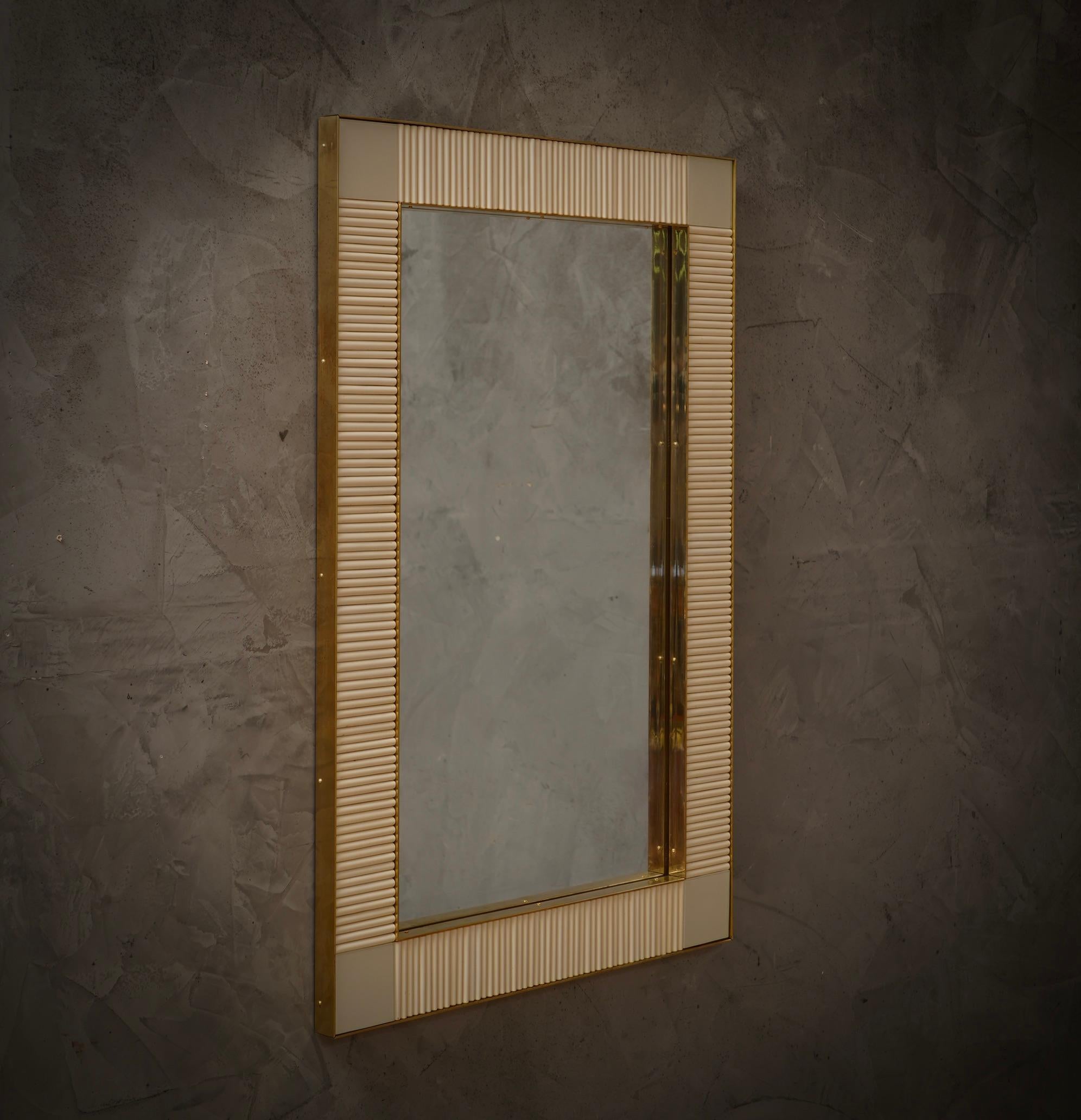 Un cadre solide de couleur crème atteint l'œil de l'observateur, le laissant enchanté ; Miroir mural en verre artistique de Murano de couleur crème. Avec une belle forme et d'excellentes dimensions, le miroir mural est un véritable objet de
