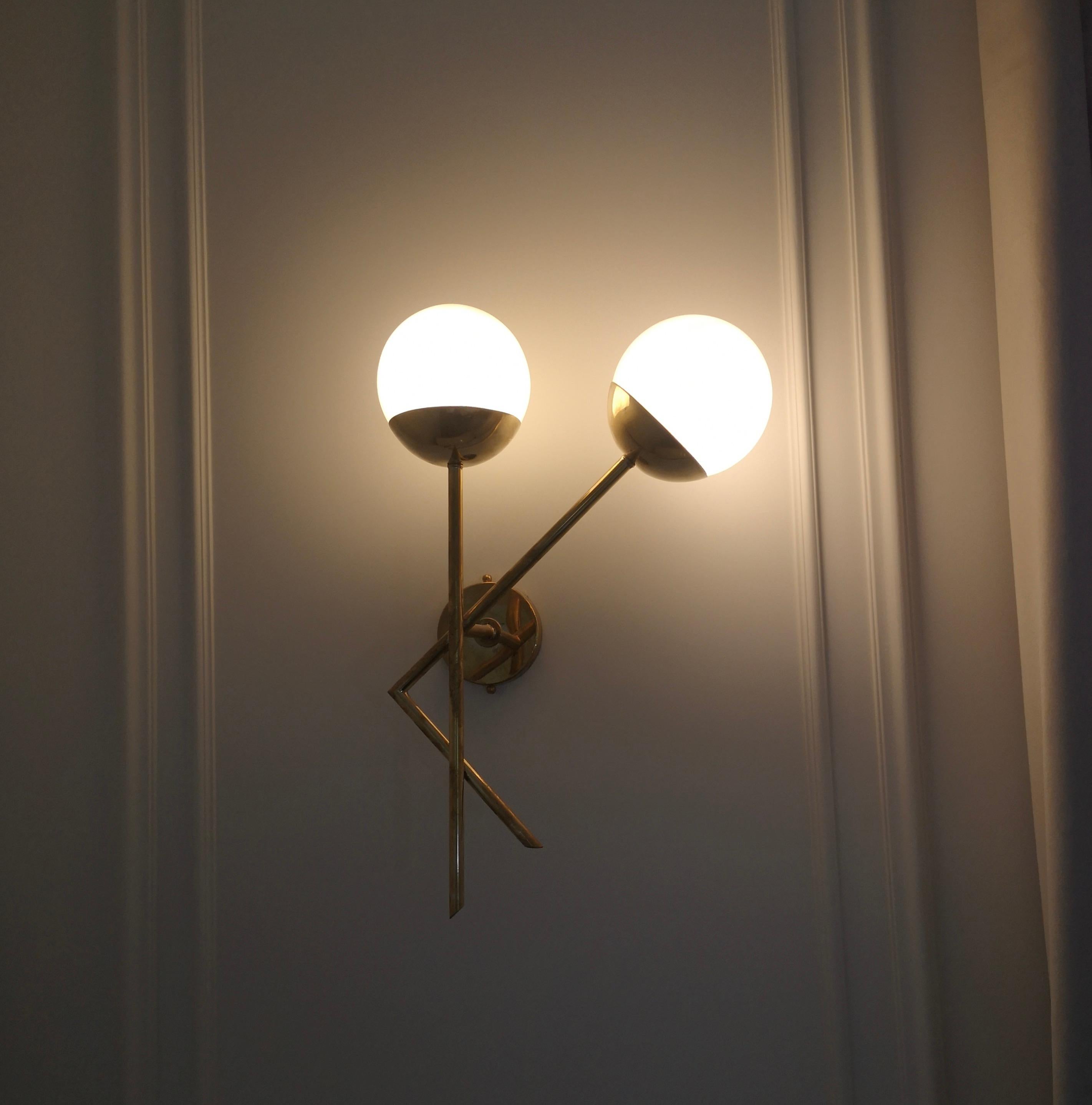 Murano Cream Color Glass and Brass Mid-Century Wall Light, 2020 In Good Condition For Sale In Rome, IT