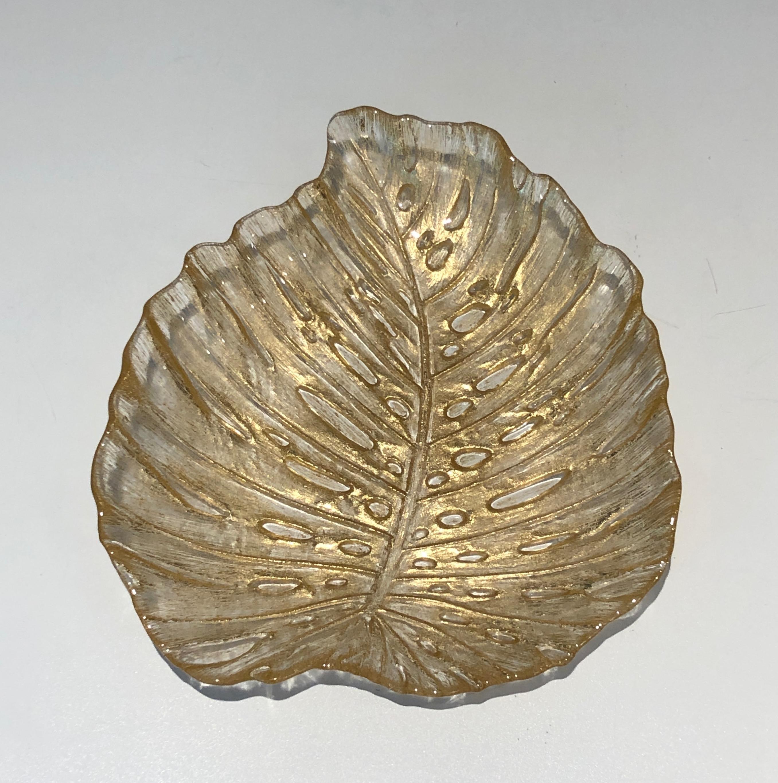 Ce joli et inhabituel vide-poche en forme de feuille de chêne est réalisé en cristal de Murano. Il s'agit d'une œuvre italienne, provenant de Murano. Circa 1970.