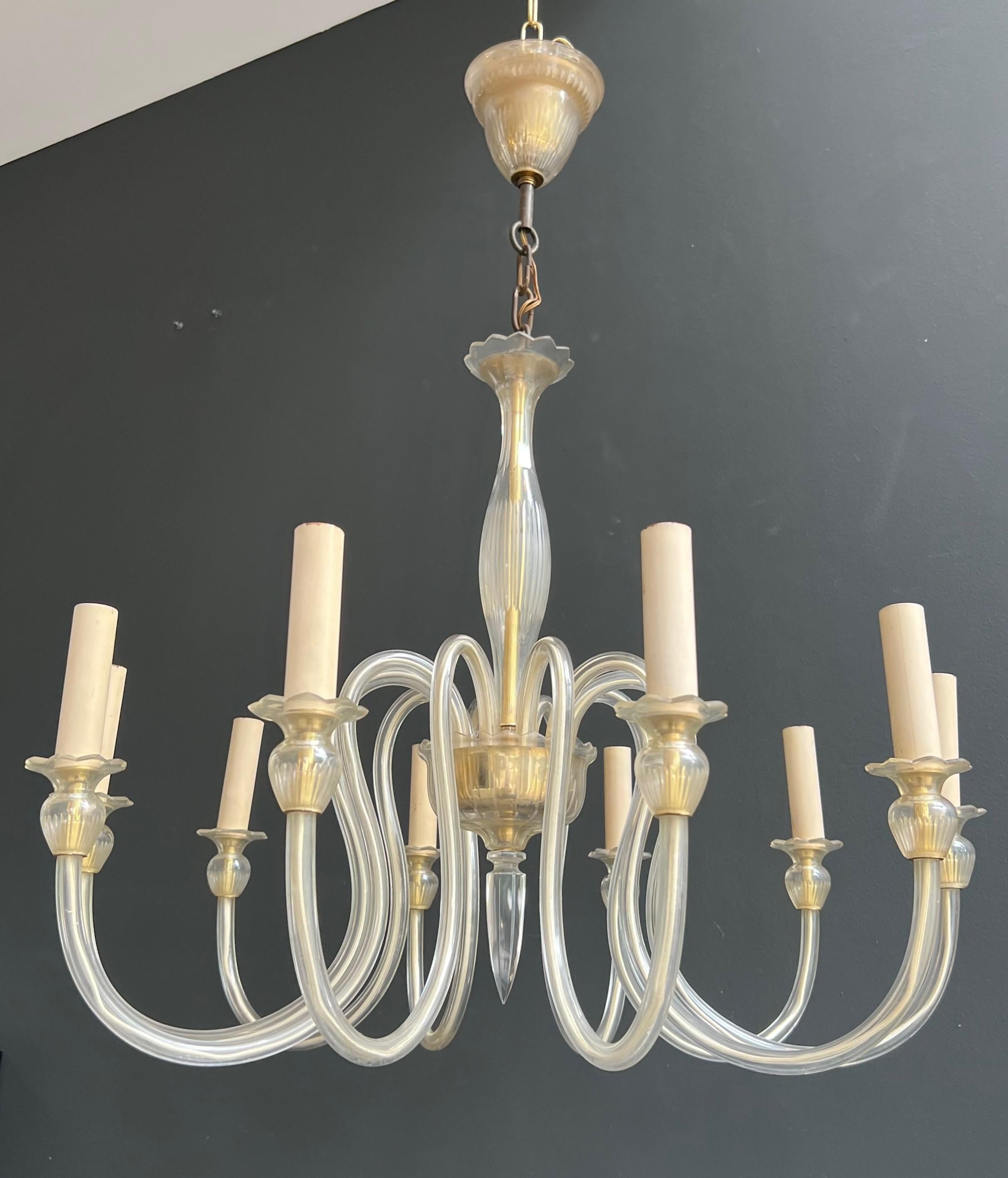 Esta araña de 10 brazos, muy bonita y elegante, es de cristal de Murano. Se trata de una obra italiana. Alrededor de 1970