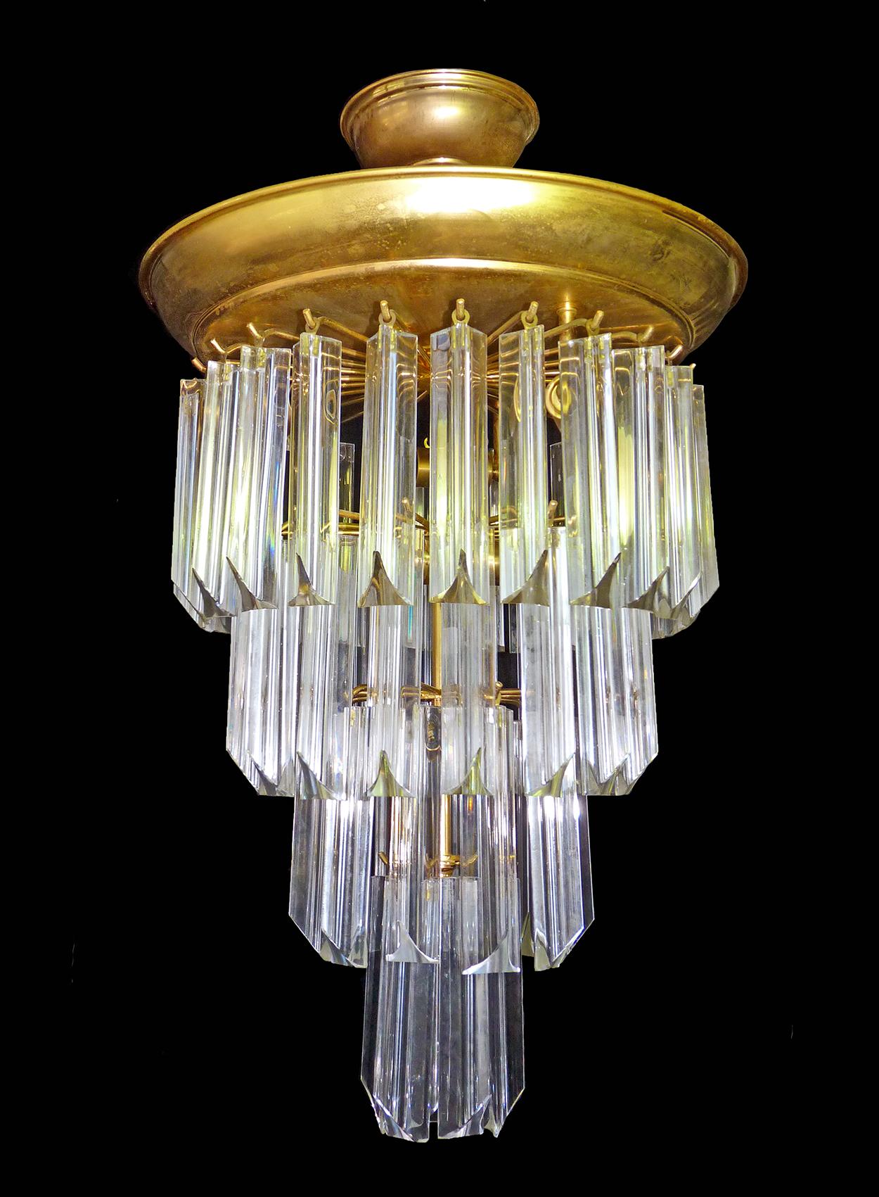 italien Lustre de style Venini Camer en verre de Murano avec prismes en cascade et laiton doré en vente
