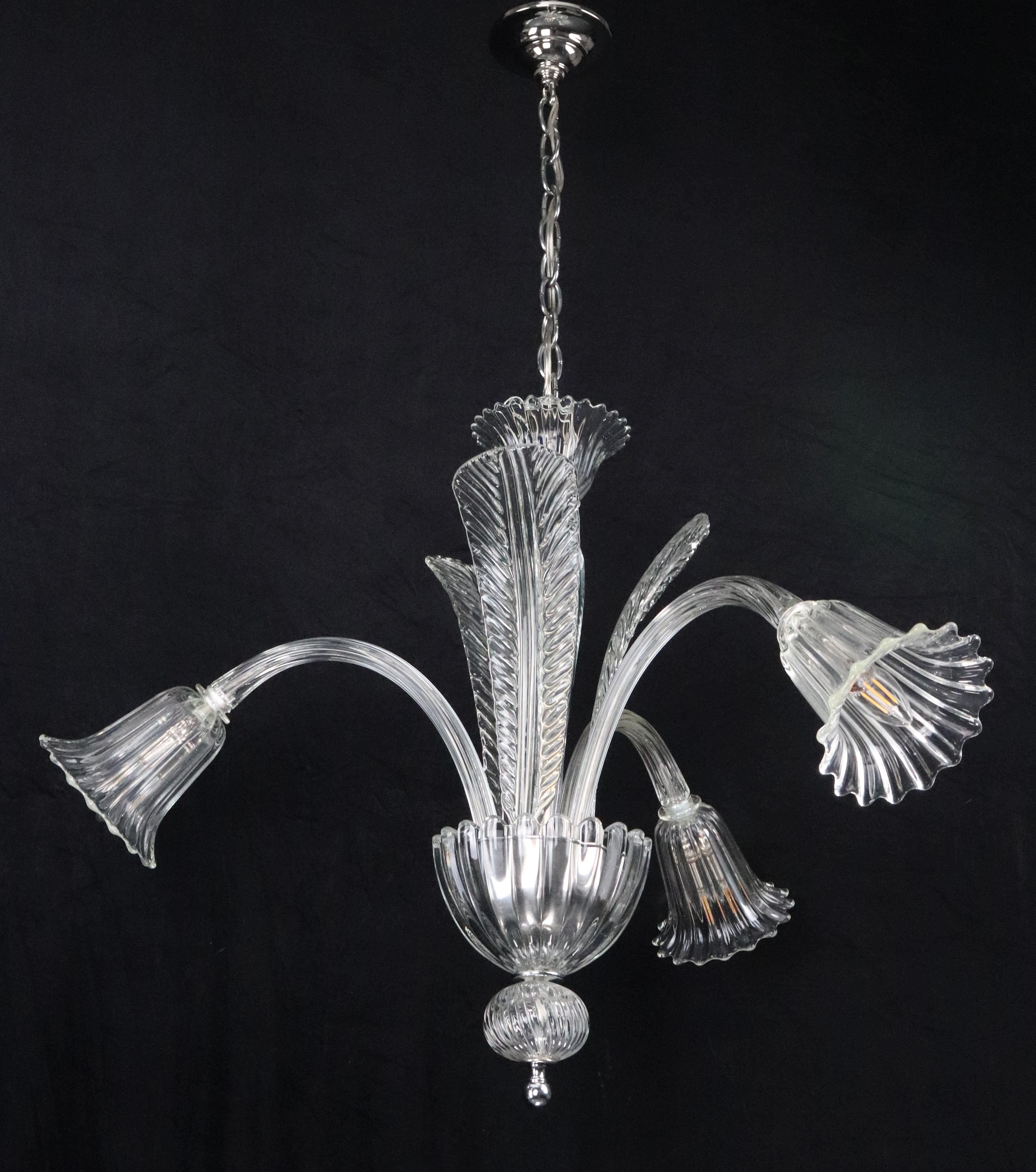 Lampadario in cristallo trasparente di Murano con tre bracci a forma di J e tre foglie in alto. Richiede tre lampadine standard di tipo Edison a base media. Questo faro è stato pulito e restaurato ed è pronto per essere installato. Viene spedito