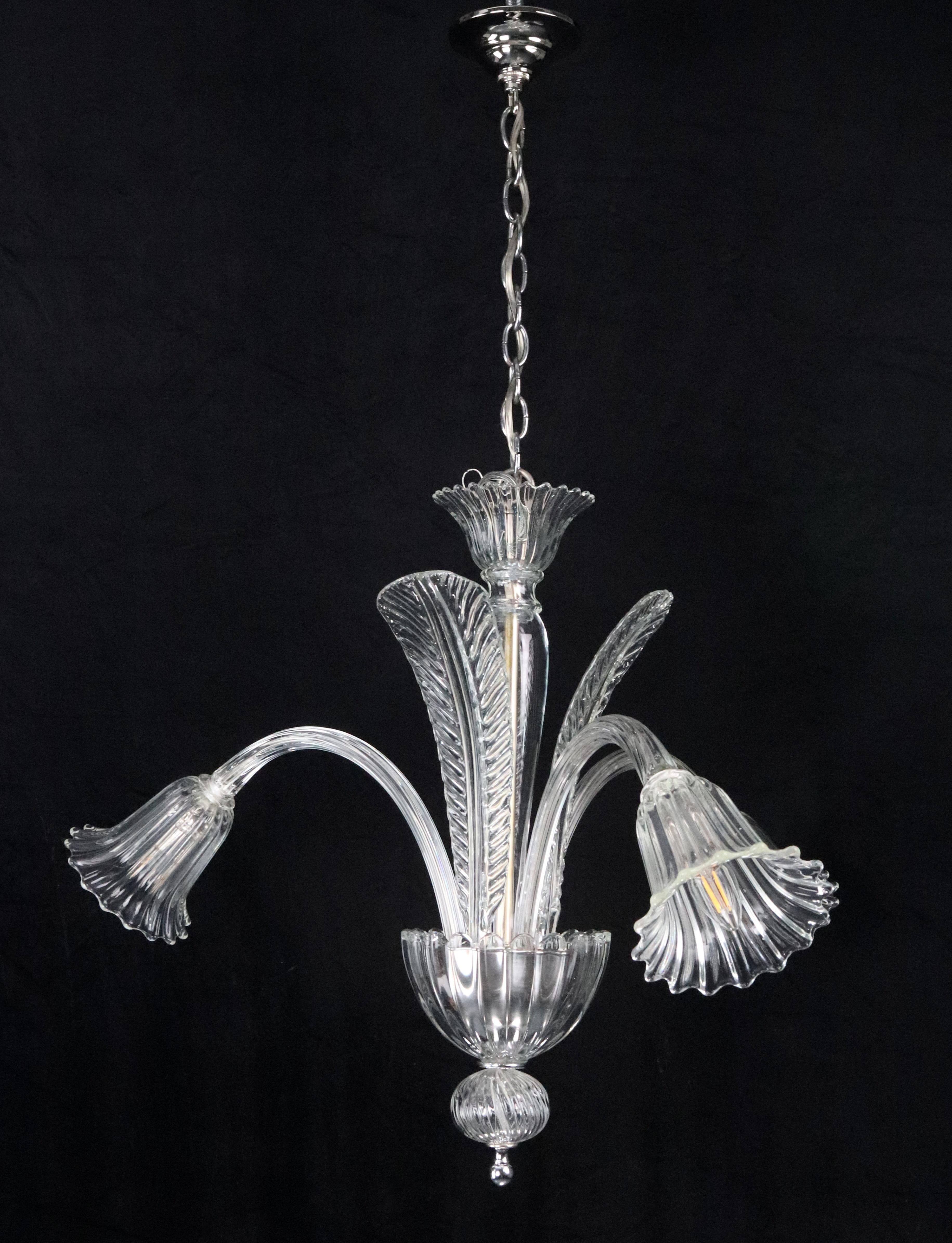 Italiano Lampadario a tre bracci a J in cristallo di Murano con foglie Up & Up in vendita