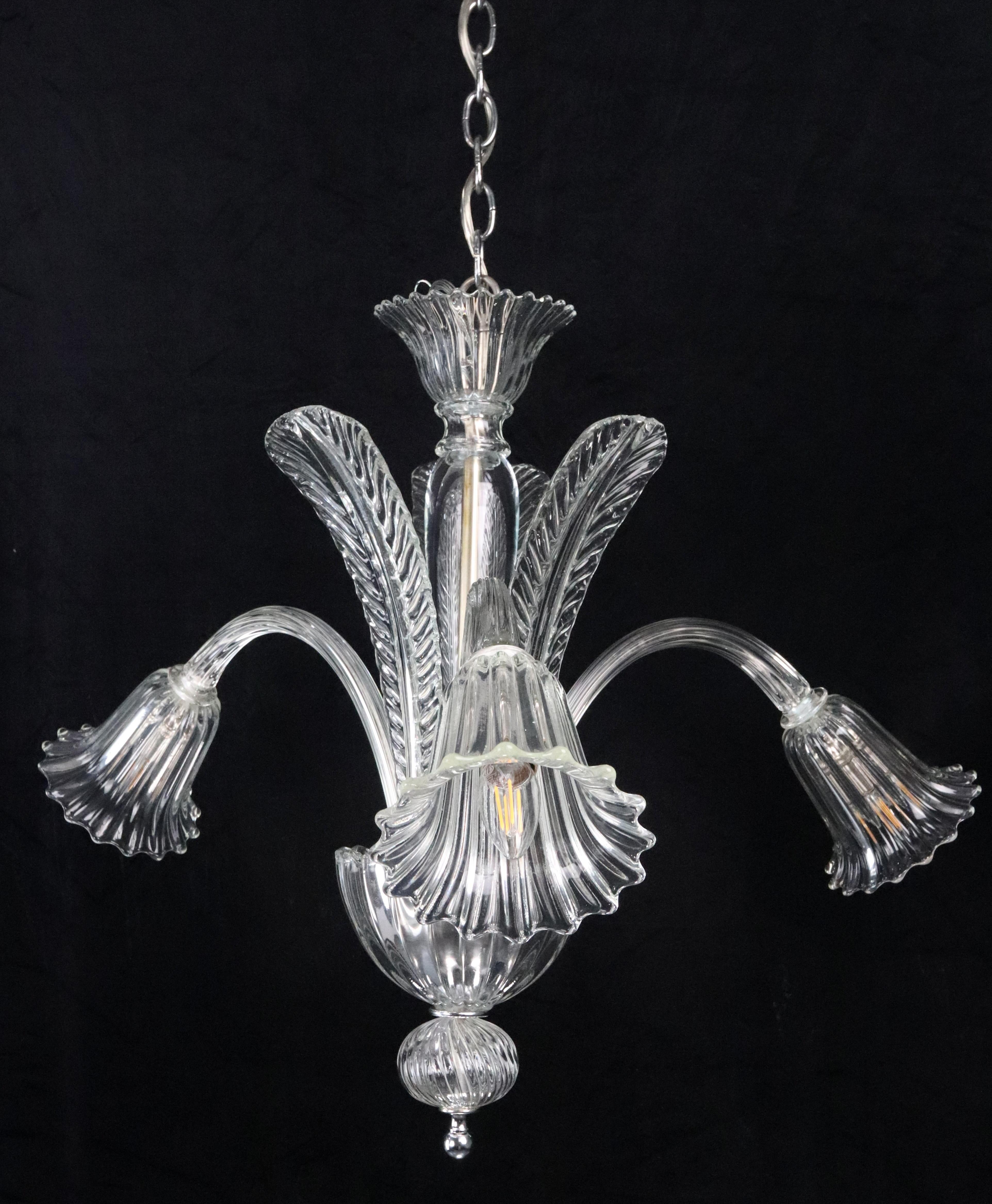 Lampadario a tre bracci a J in cristallo di Murano con foglie Up & Up In condizioni buone in vendita a New York, NY