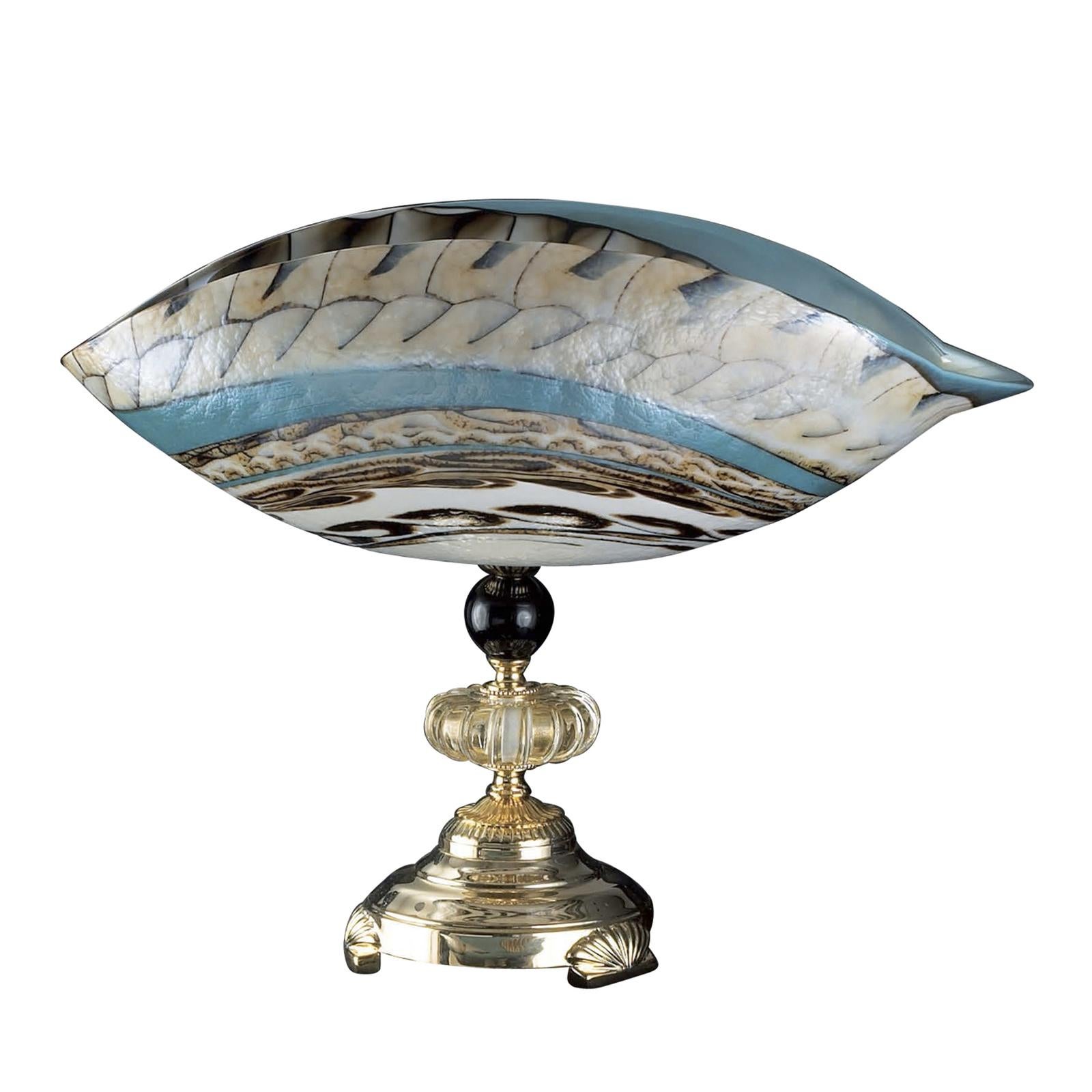 Les principaux éléments de ce centre de table unique sont sa base en laiton plaqué or 24 carats et la pièce sculpturale en verre de Murano multicolore de fabrication exquise située au sommet, parfaitement incurvée pour accueillir les objets à