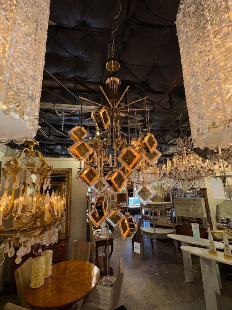 Grande lampadario moderno in vetro di Murano e ottone dorato. Circa 2000. Il lampadario è stato ricablato professionalmente e viene fornito con catena e baldacchino coordinati. È pronto per essere appeso! 74h x 36w