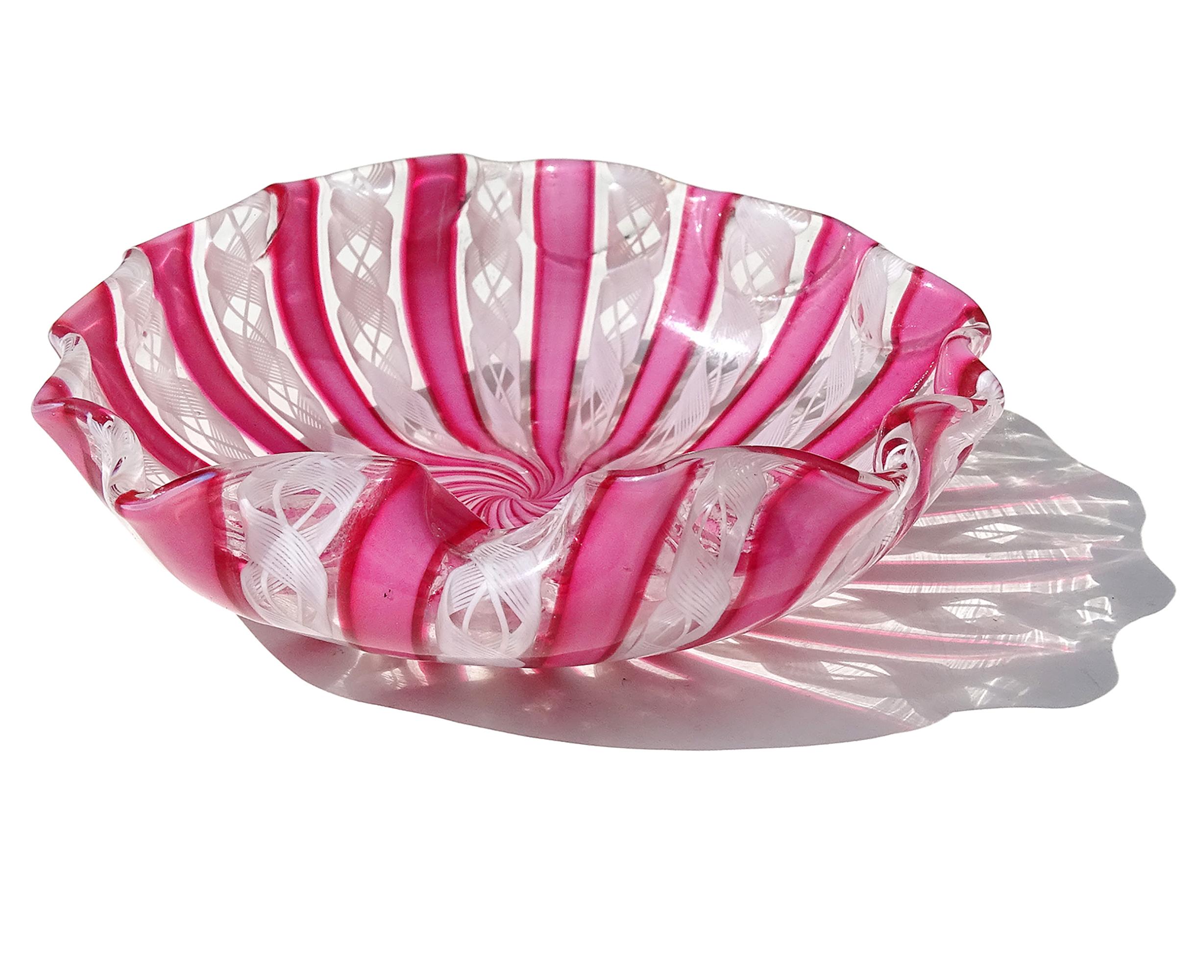 Murano dunkelrosa weißes Band italienische Kunst Glas dekorative gekräuselten Rand Schüssel (Italienisch) im Angebot