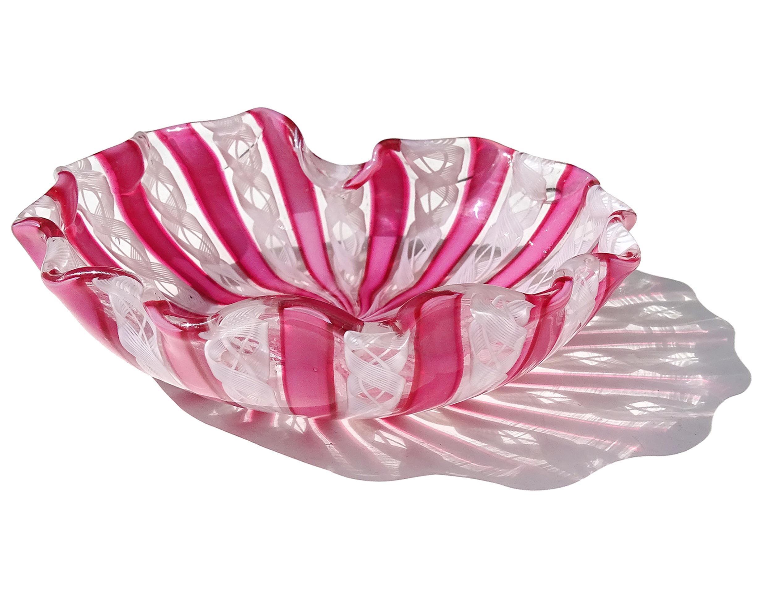 Murano dunkelrosa weißes Band italienische Kunst Glas dekorative gekräuselten Rand Schüssel im Zustand „Gut“ im Angebot in Kissimmee, FL