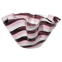 Vaso Fazzoletto in vetro artistico italiano di Murano, viola scuro, rosa, bianco, con nastri che si muovono a spirale