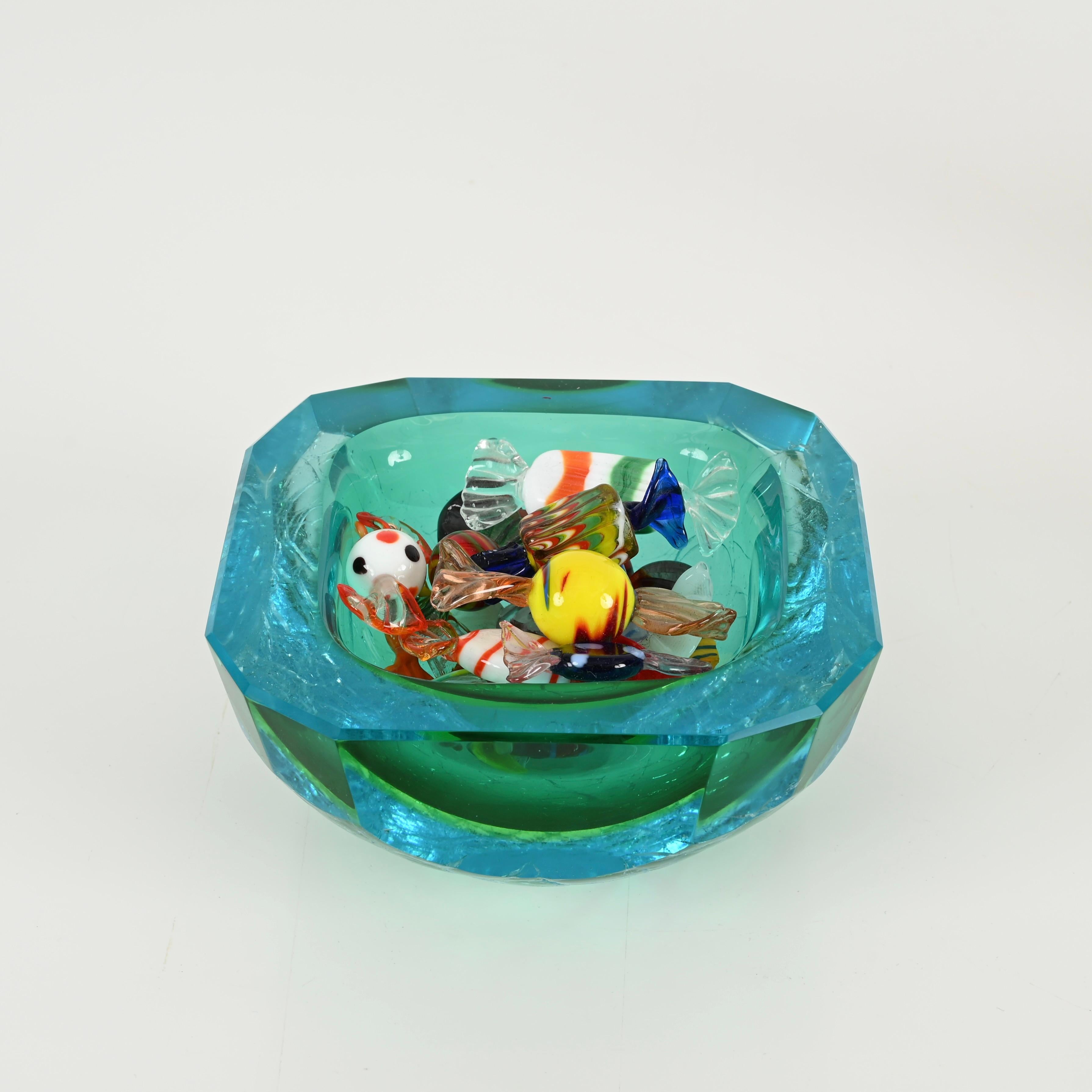 Espléndido cuenco decorativo o vide-poche de Murano en una impresionante combinación de vidrio soplado 