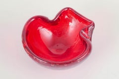 Murano. Dekorative Schale mit organischer Form aus rotem Sommerso-Glas. 1960er/70er Jahre