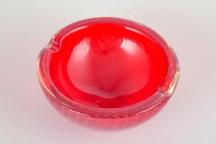 Murano. Dekorative Schale mit organischer Form aus rotem Sommerso-Glas. 1960er/70er Jahre