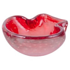 Murano. Dekorative Schale mit organischer Form aus rotem Sommerso-Glas. 1960er/70er Jahre