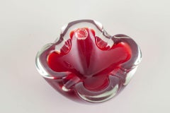 Murano. Decorative bowl with softly folded rim in red sommerso glass.