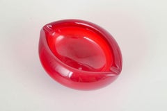 Murano. Decorative bowl with softly folded rim in red sommerso glass.