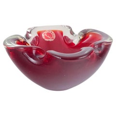 Murano. Decorative bowl with softly folded rim in red sommerso glass.