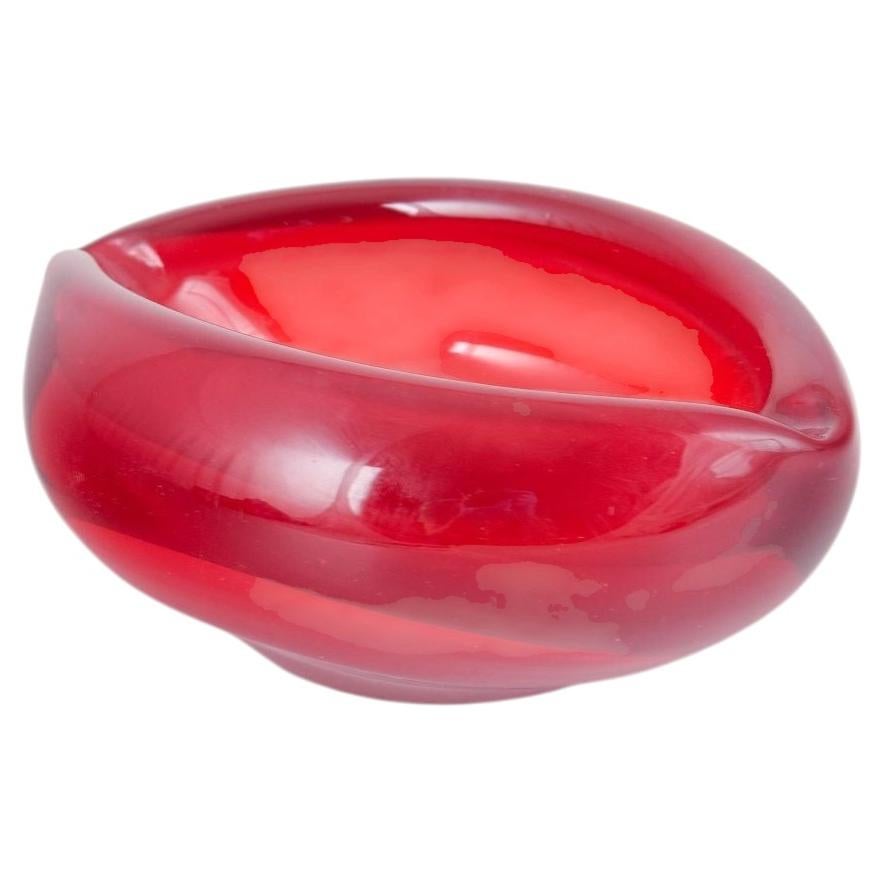 Murano. Decorative bowl with softly folded rim in red sommerso glass.