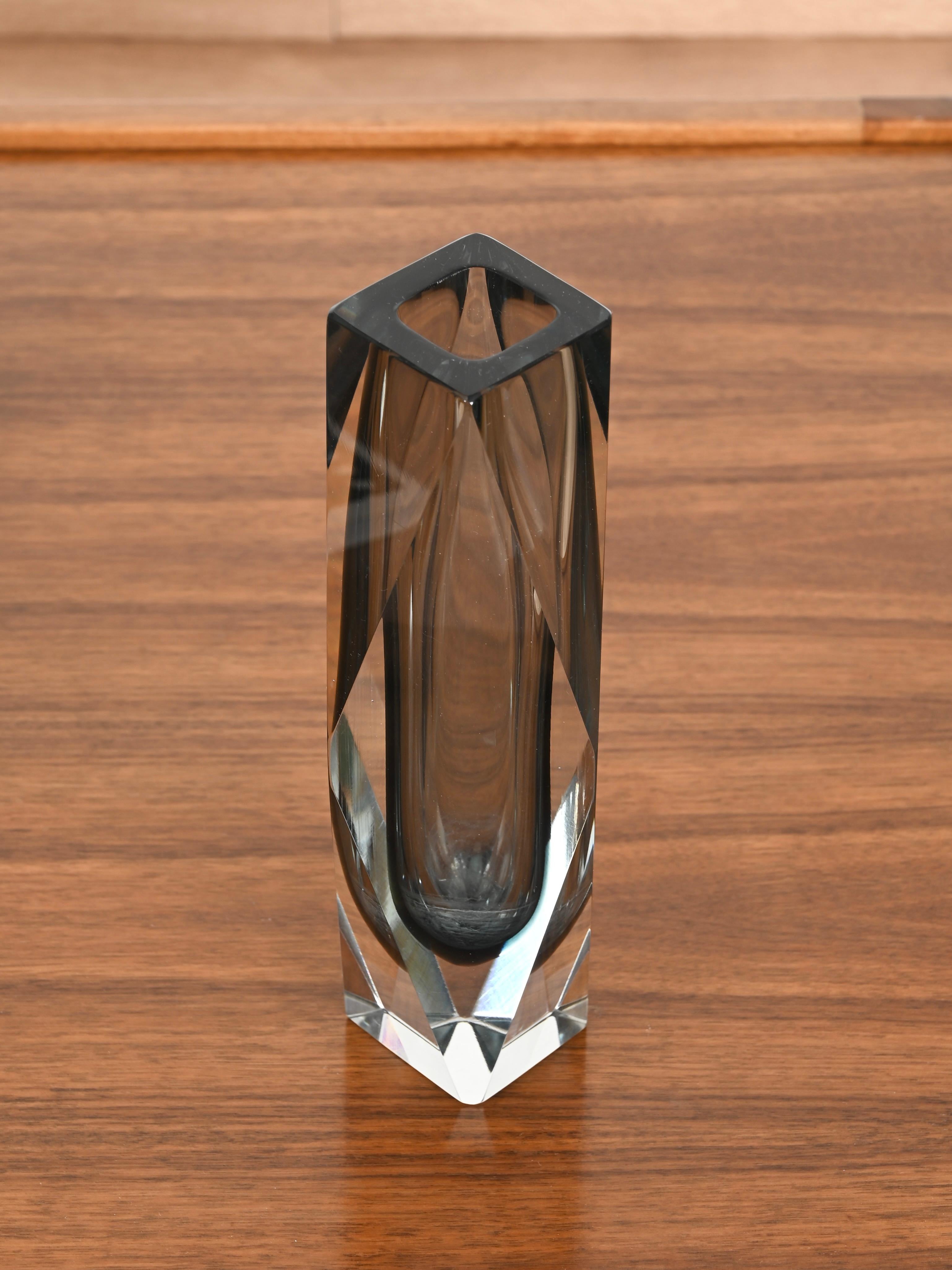 Magnífico cristal decorativo multifacético de Murano soplado 