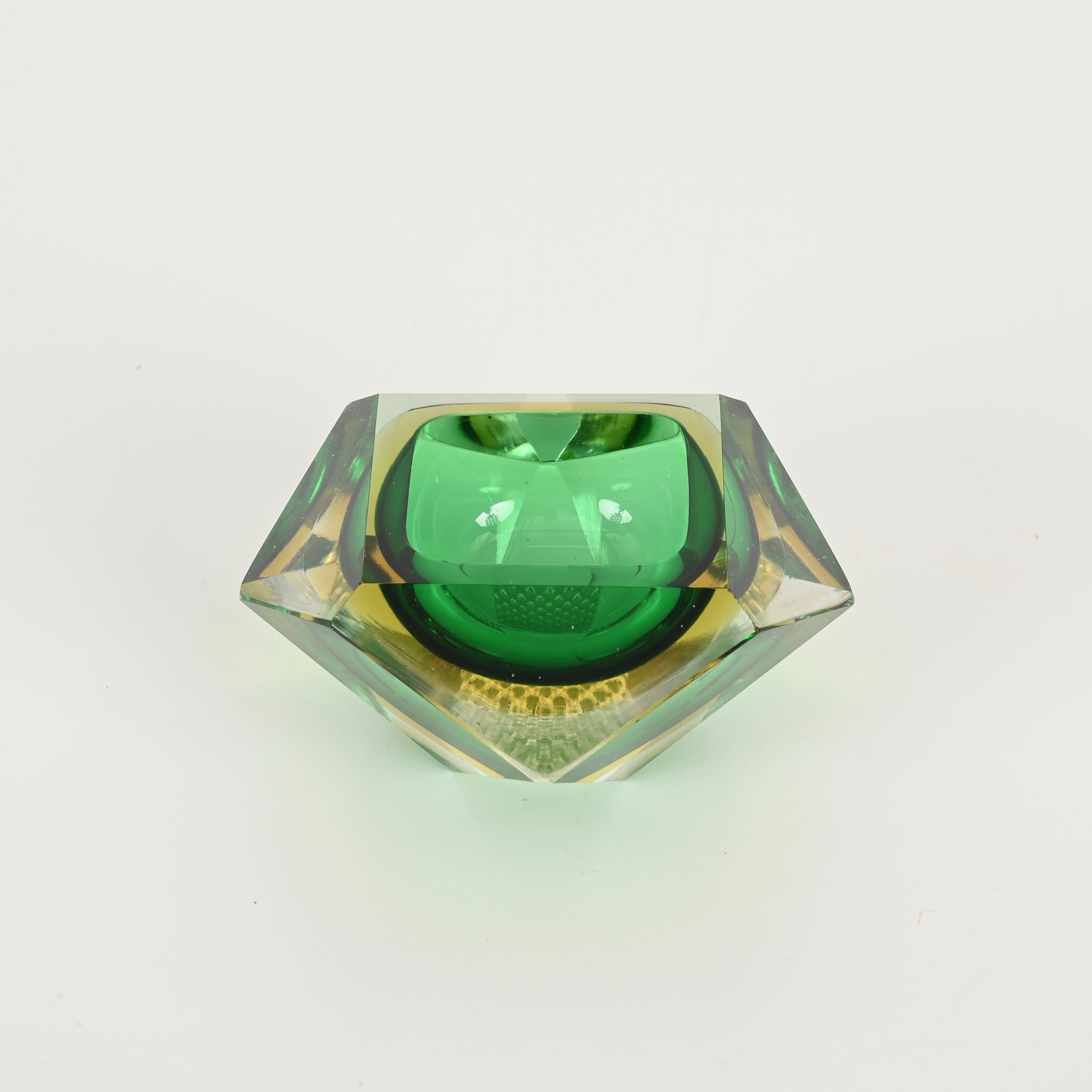 Schöne gelbe und grüne dekorative Vase aus mundgeblasenem, facettenreichem Murano-Glas 