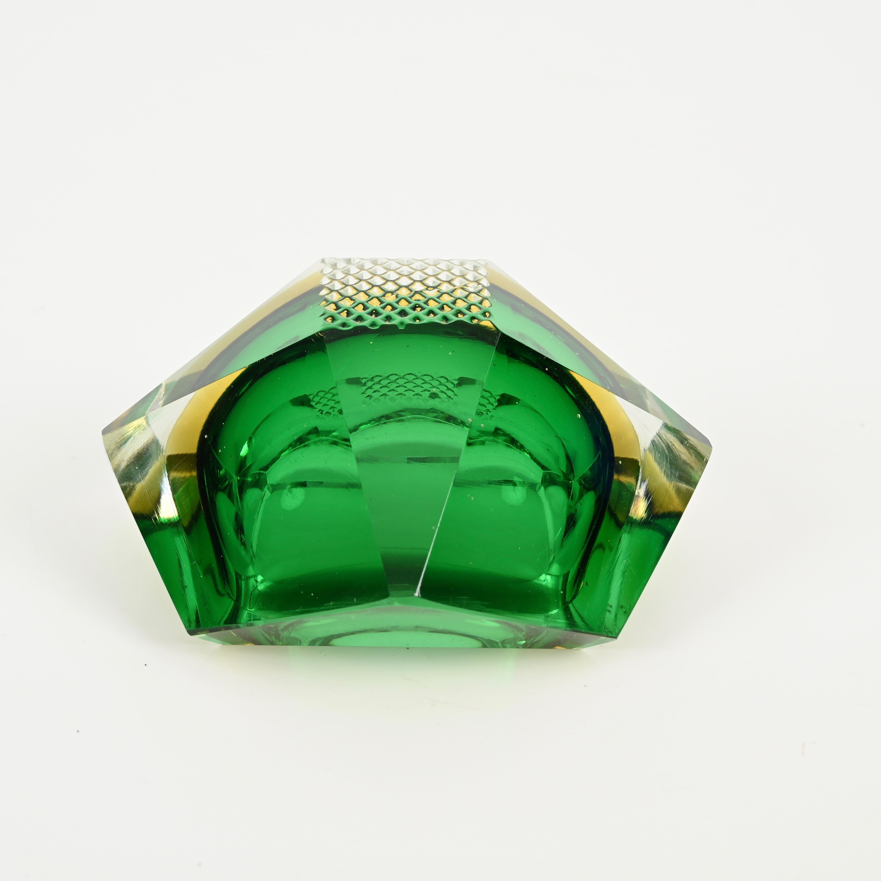 Dekorative Murano-Vase aus grünem und gelbem Sommerso-Glas, facettiertem Sommerso-Glas, Italien '60er Jahre im Angebot 1