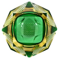 Vase décoratif de Murano en verre Sommerso vert et jaune multifacettes, Italie années 60