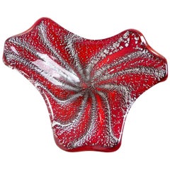 Bol décoratif en verre d'art italien vintage de Murano:: rouge profond:: mouchetures d'argent