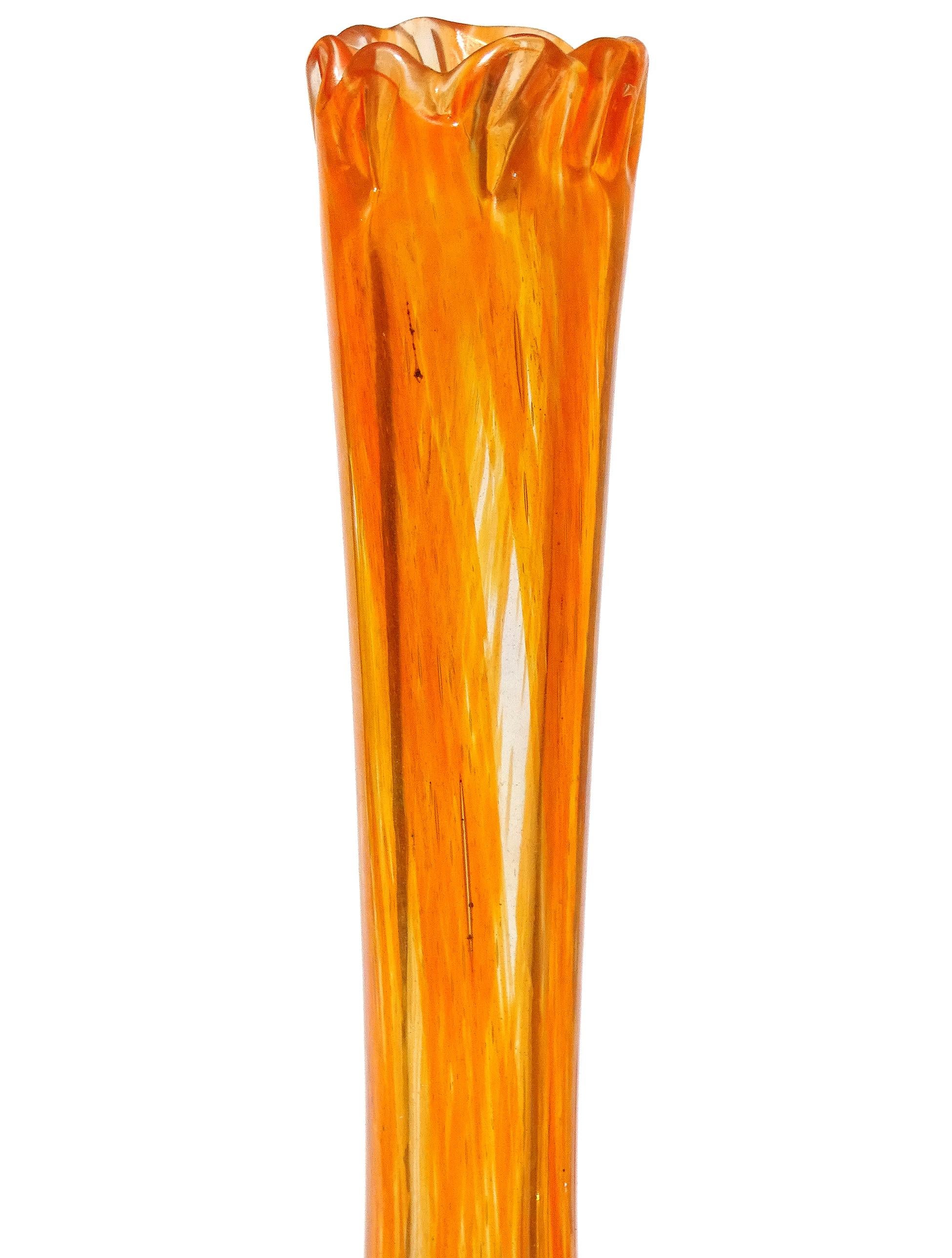 Vase à fleurs monumental en verre d'art italien irisé orange de Murano Dino Martens Bon état - En vente à Kissimmee, FL