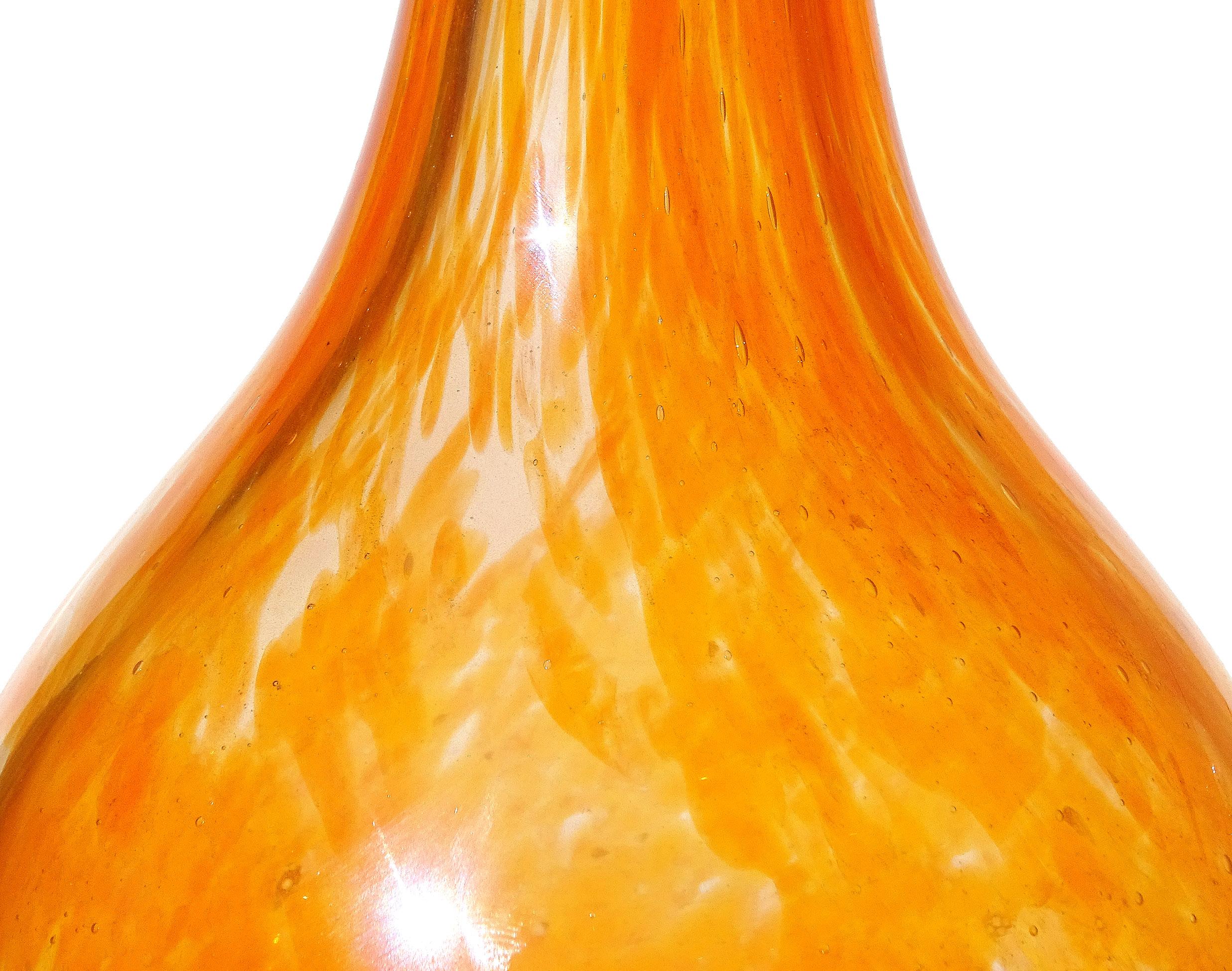 20ième siècle Vase à fleurs monumental en verre d'art italien irisé orange de Murano Dino Martens en vente