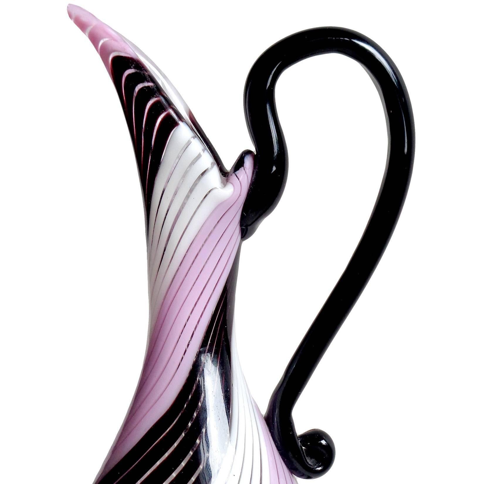 Precioso jarrón de Murano soplado a mano de color negro, blanco y rosa. Atribuido al diseñador Dino Martens para Aureliano Toso. La pieza tiene una llamativa combinación de colores alternados, que crea un dibujo único. Tiene una elegante asa