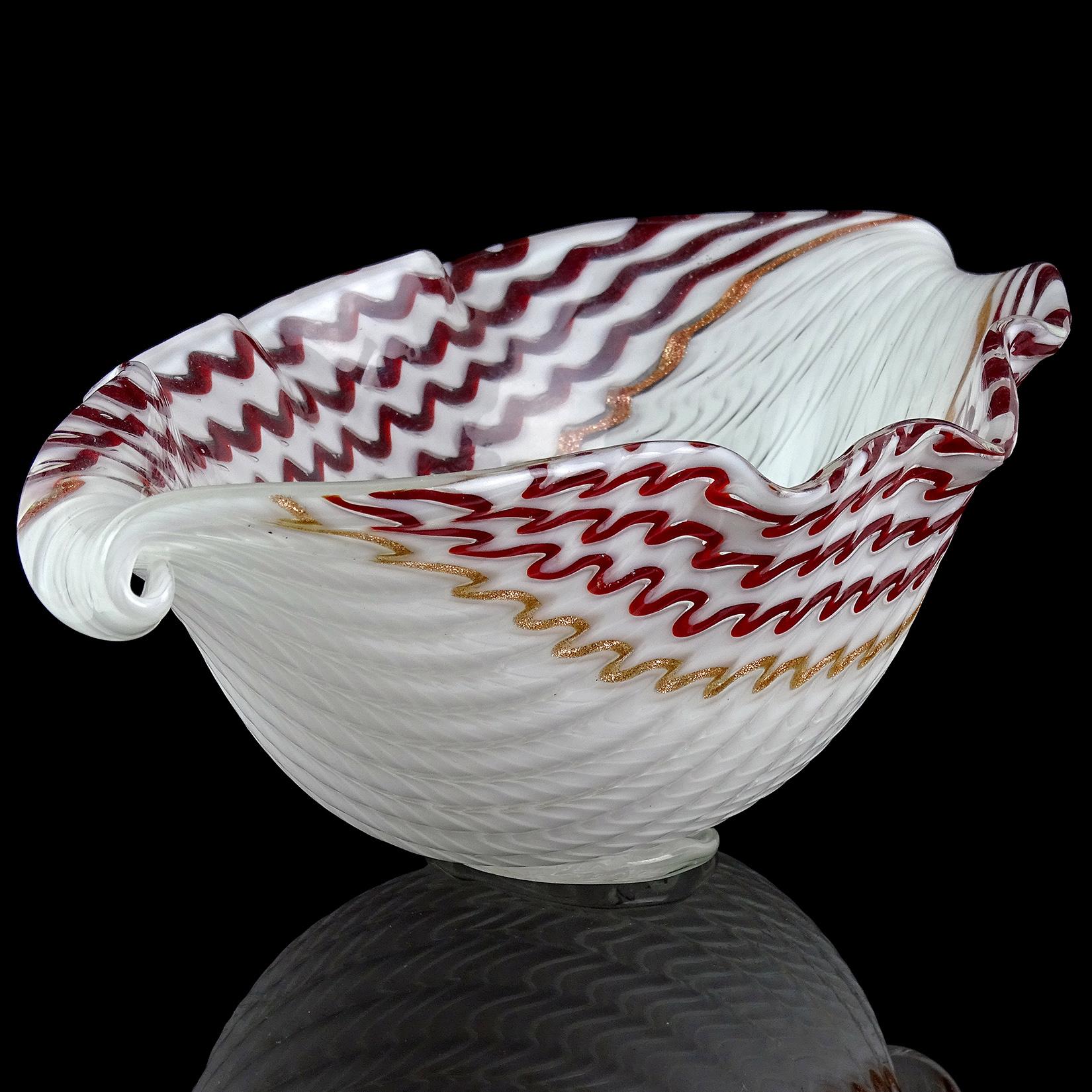 Tazón central de cristal artístico italiano de Murano Dino Martens con cintas de aventurina blancas y rojas Hecho a mano en venta