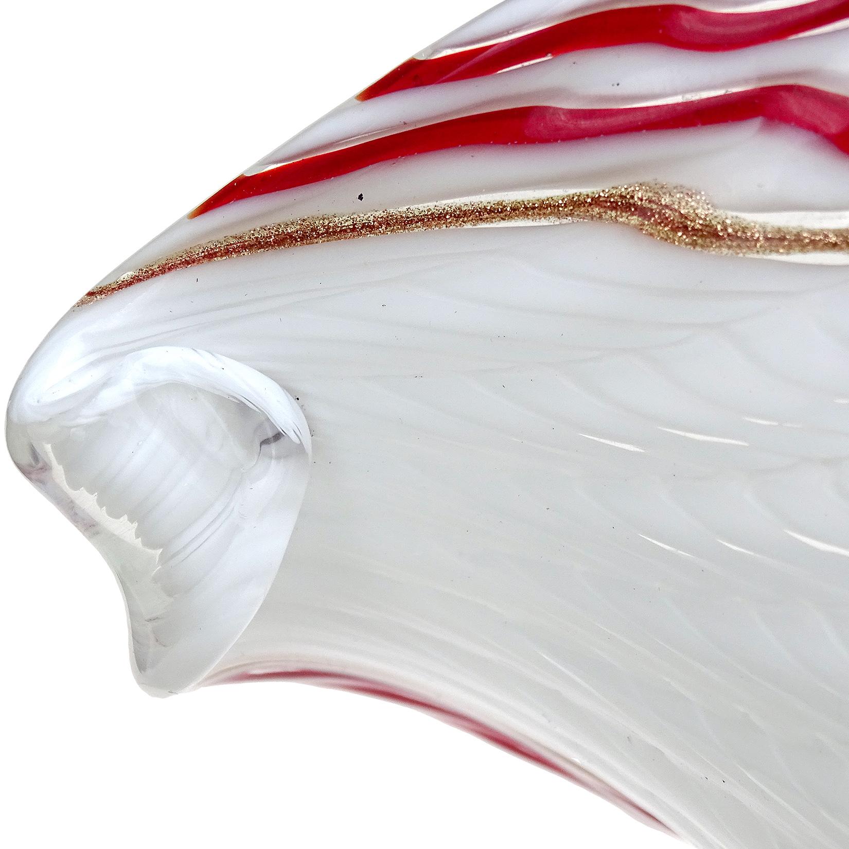 Tazón central de cristal artístico italiano de Murano Dino Martens con cintas de aventurina blancas y rojas siglo XX en venta