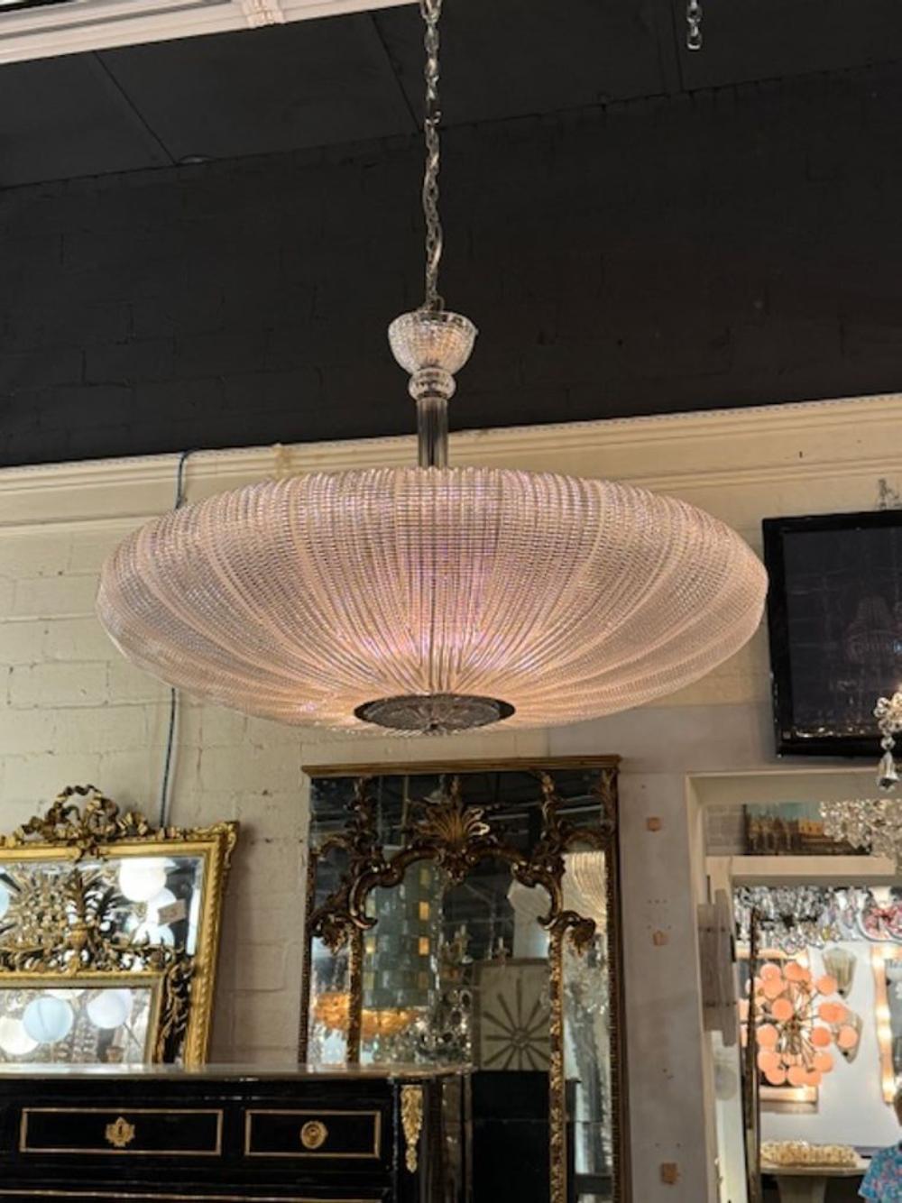 Raffinato lampadario moderno a forma di disco in vetro di Murano. Circa 2000. Il lampadario è stato ricablato professionalmente e viene fornito con catena e baldacchino coordinati. È pronto per essere appeso! 40 