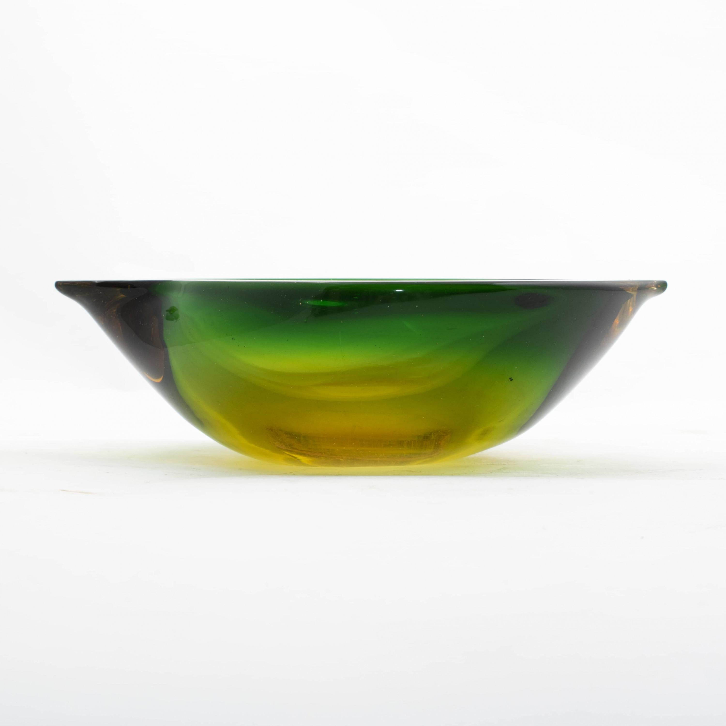 Small bowl or ashtray in Murano glass.
Organic shape with green and amber shades in 
