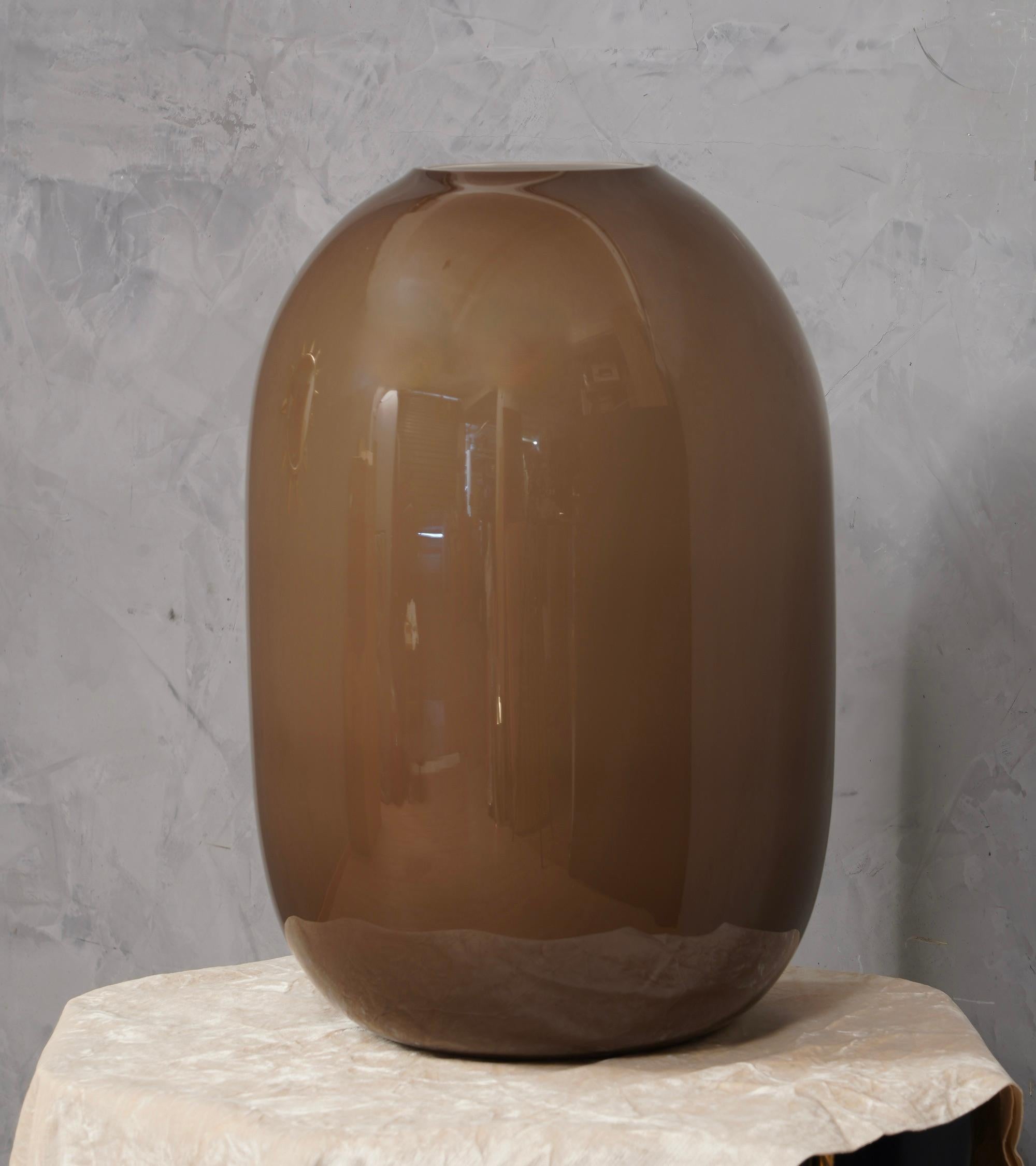 Jarrón de cristal de Murano gris paloma y blanco, 1950 Moderno de mediados de siglo en venta