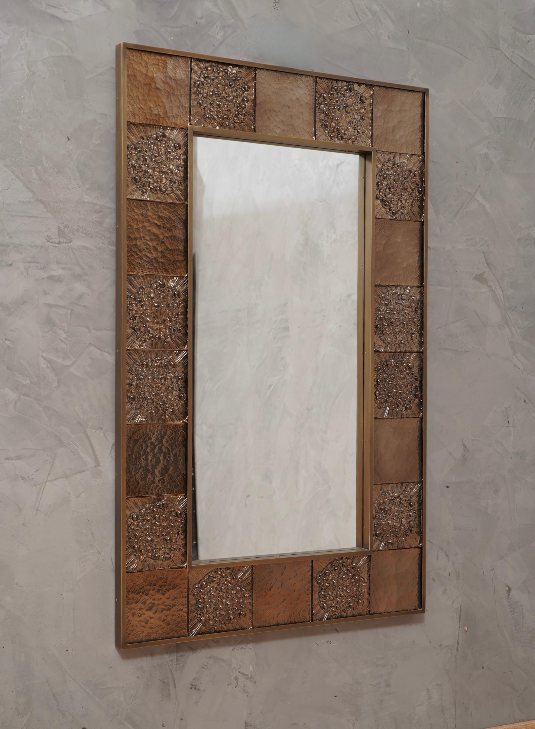 Eine starke brünierte Messing Farbe Rahmen erreichen das Auge des Betrachters verlassen ihn verzaubert; von Murano taubengrau Kunstglas Wandspiegel. 

Die Struktur des Wandspiegels ist aus Holz, in dem das taubengraue Murano-Glas untergebracht ist.
