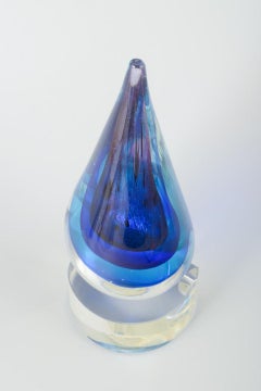 Tropfenförmige Murano-Skulptur aus klarem und blau-violettem Kunstglas. 1970s.