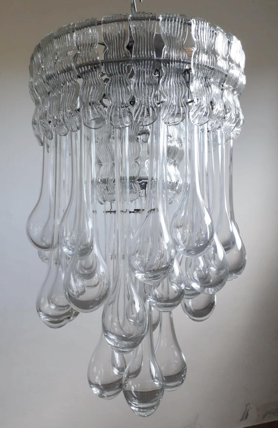 Vintage Italian chandelier or flush mount with clear Murano glass drops layered with curved glass leave / Made in Italy, circa 1960s.
Measures: diameter 19 inches, height 27.5 inches plus chain and canopy
5 lights / E26 or E27 type / max 60W each
4
