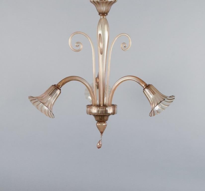Murano, elegante Art-Déco-Deckenleuchte aus mundgeblasenem Glas, drei Glühbirnen. Geräuchertes Glas.
1960s.
In perfektem Zustand.
Abmessungen: H 68,0 cm x T 66,0 cm.