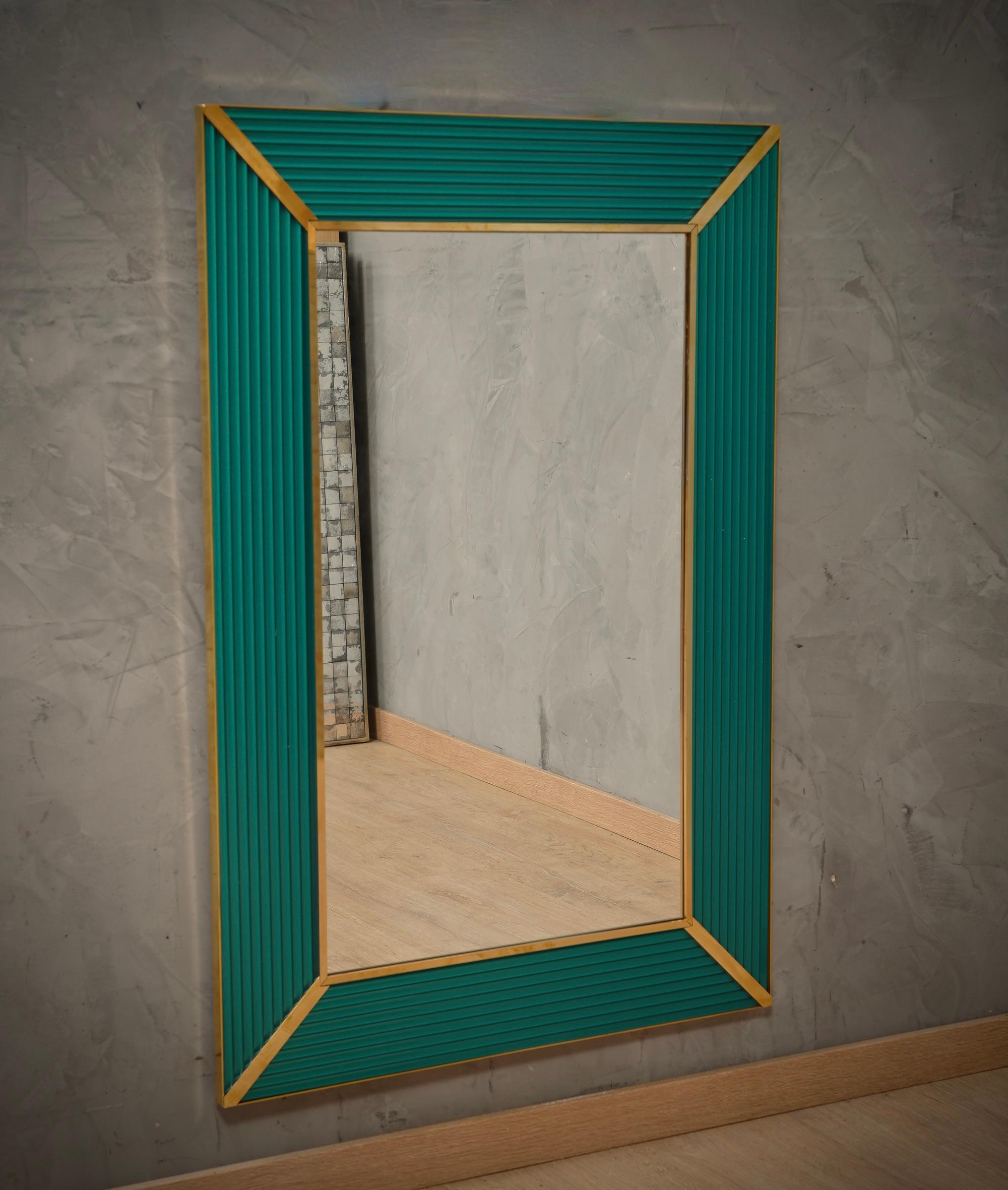 A strong emerald color frame, reach the eye of the beholder, leaving him entranced; of Murano emerald art glass wall mirror. Beautifully shaped and of excellent size, the wall mirror is a real design object.

The structure of the wall mirror is made