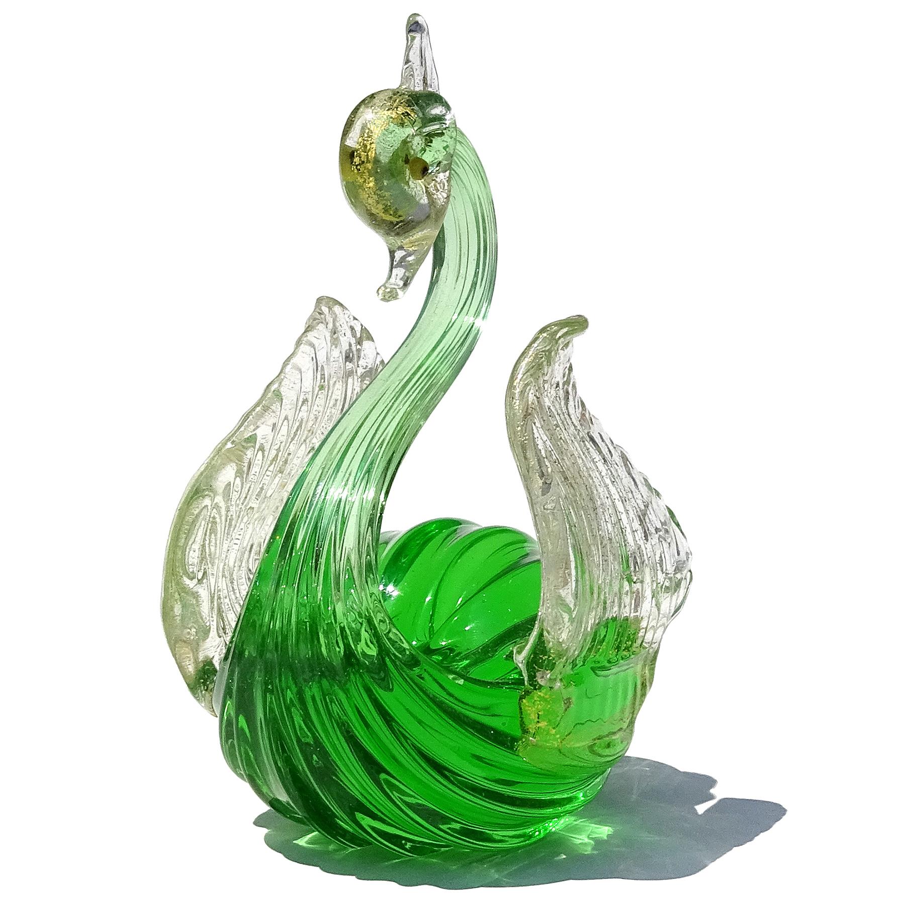 Mid-Century Modern Murano Emerald Green Gold Flecks Italian Art Glass Swan Bird Sculpture Figurine en vente